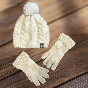 Moose jaw like new hat and very similar color good condition gloves